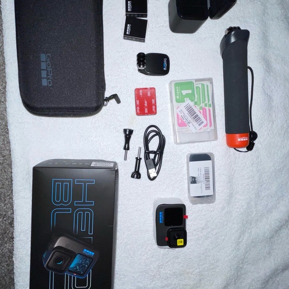 BRAND NEW NEVER USED-GOPRO HERO 11 SPECIAL BUNDLE PACKAGE WITH EXTRA ACC. - Picture 8 of 15